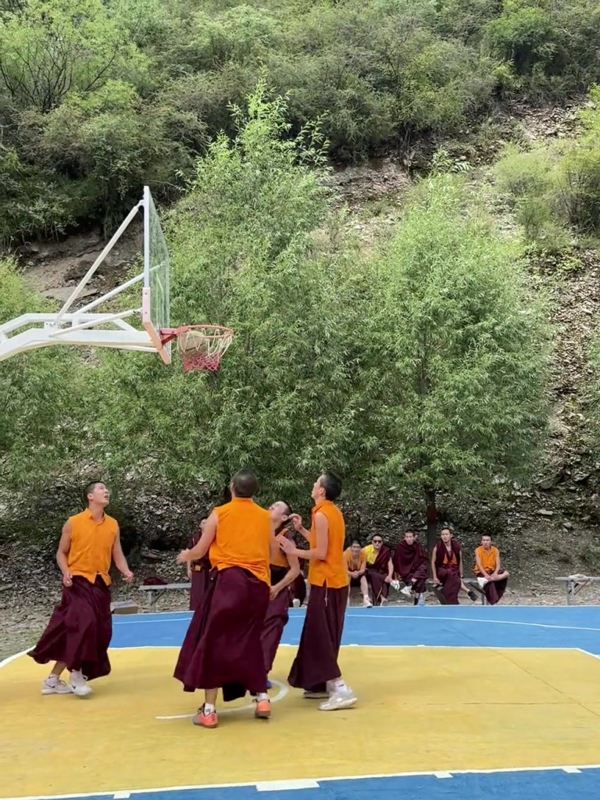 一众僧人打篮球赛，网友搞笑评论：艾弗僧大战汤普僧？